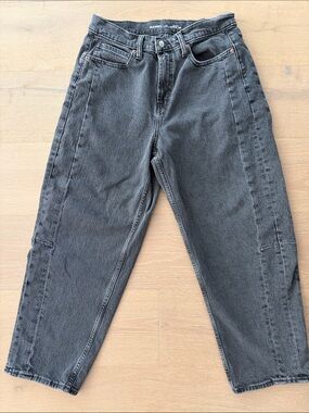 Old Navy Women's Faded Black Wash High Rise Ankle Barrel Jeans. Inseam 26”
